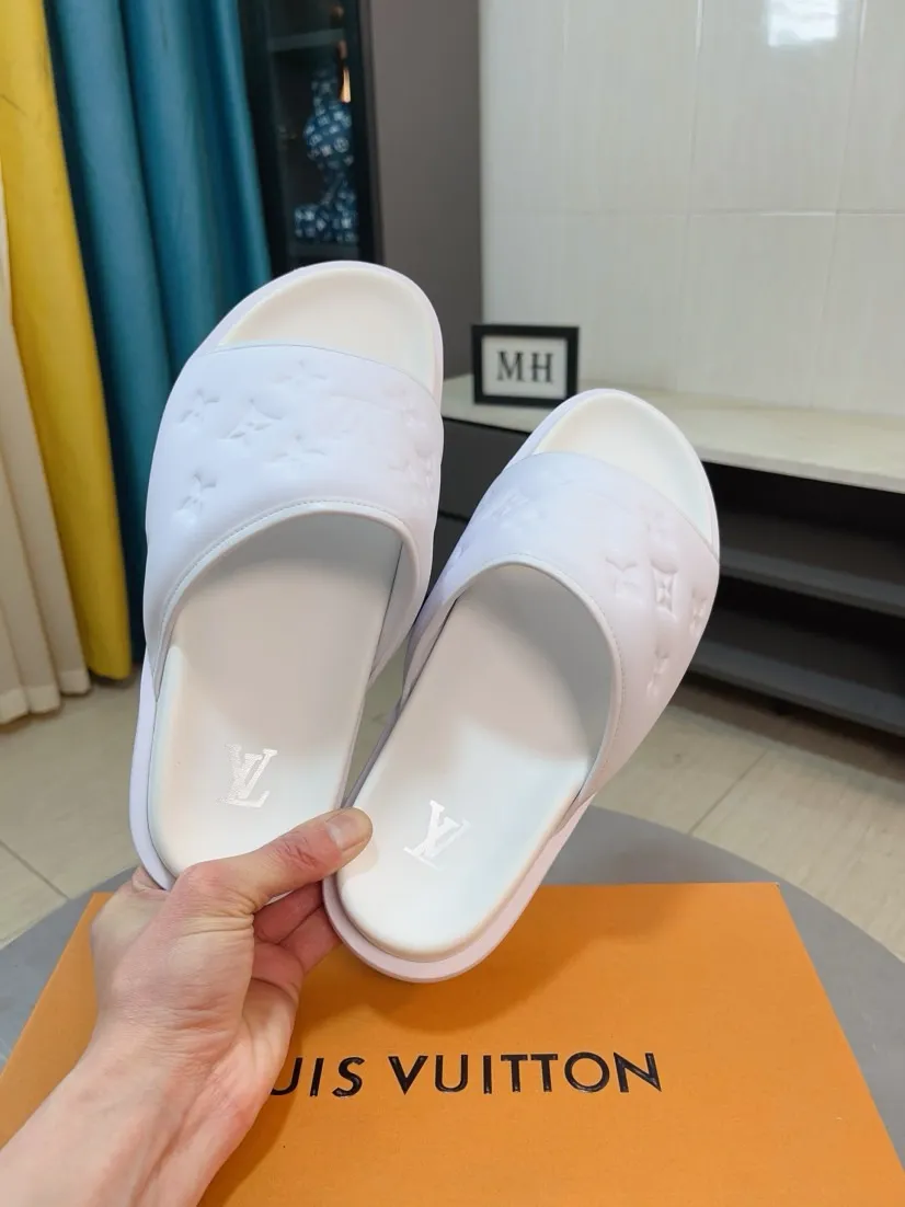 Men's shoes 💰360🌹🌹 (lv-Louis Vuitton) new men's sandals, high-end boutique, exquisite embossed logo decoration on the upper, fine workmanship, super soft soles, casual, loose and comfortable, a must-have in summer! \nsize：38-44